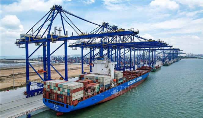 Quang cảnh cảng hàng hóa ở tỉnh Hải Nam, Trung Quốc. Ảnh: THX/TTXVN