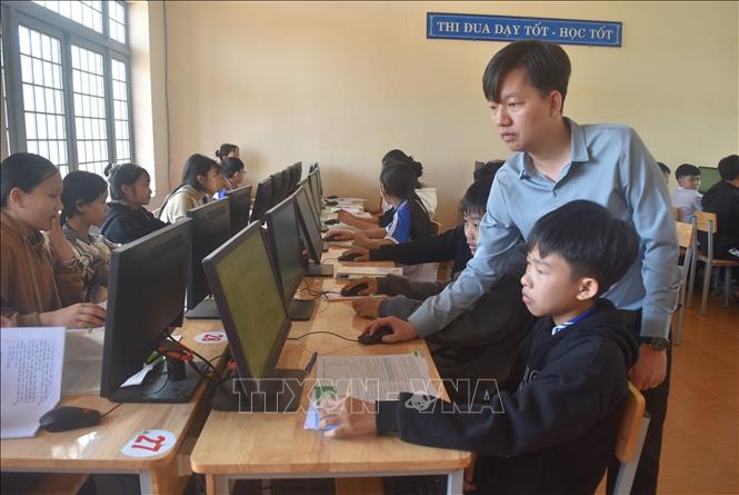 Trường THCS Hùng Vương (Krông Bông, Đắk Lắk) đẩy mạnh ứng dụng công nghệ thông tin vào hoạt động dạy và học. Ảnh: Nguyên Dung - TTXVN