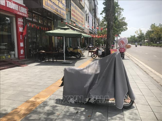 Xe máy phải phủ chăn để tránh nắng và nhiệt độ cao. Ảnh: Tiến Vĩnh - TTXVN