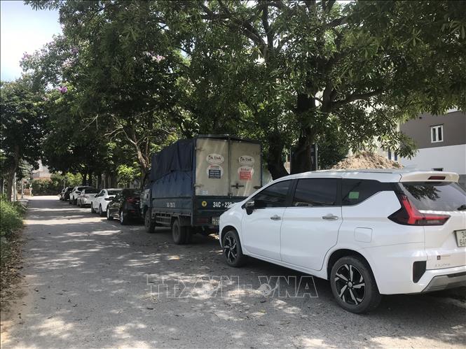 Nhiều ô tô phải đậu dưới gốc cây để tránh nắng. Ảnh: Tiến Vĩnh - TTXVN