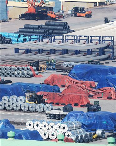 Thép thành phẩm chờ xuất khẩu tại khu cảng ở Pyeongtaek, Hàn Quốc ngày 1/4/2025. Ảnh: YONHAP/TTXVN
