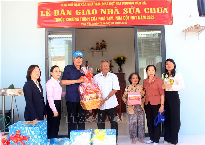 Lãnh đạo Ủy ban MTTQ Việt Nam tỉnh Ninh Thuận dự bàn giao nhà xây mới và tặng quà cho người dân ở phường Văn Hải, thành phố Phan Rang-Tháp Chàm. Ảnh: Công Thử - TTXVN