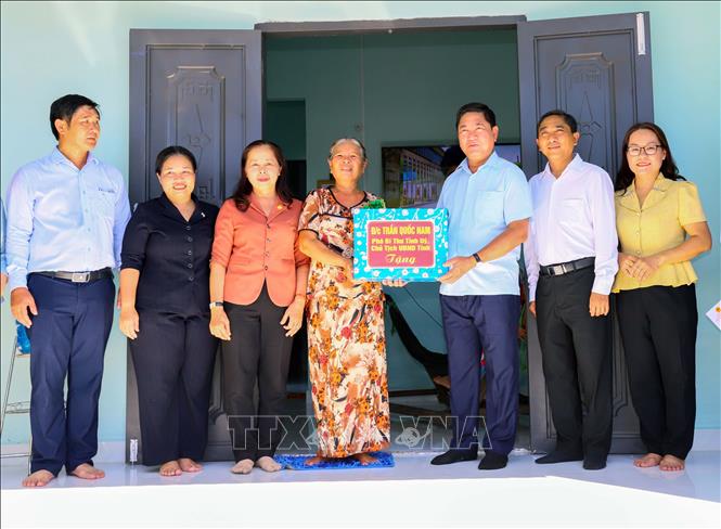 Chủ tịch UBND tỉnh Ninh Thuận Trần Quốc Nam tặng quà và trao nhà xây mới cho người dân ở xã Bắc Sơn, huyện Thuận Bắc. Ảnh: Công Thử - TTXVN
