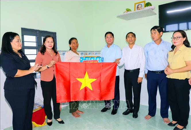 Chủ tịch UBND tỉnh Ninh Thuận Trần Quốc Nam tặng quà và trao nhà xây mới cho người dân ở xã Bắc Sơn, huyện Thuận Bắc. Ảnh: Công Thử - TTXVN