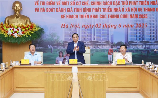 Thủ tướng Phạm Minh Chính chủ trì Hội nghị triển khai Nghị quyết của Quốc hội về thí điểm một số cơ chế, chính sách đặc thù phát triển nhà ở xã hội. Ảnh: Dương Giang-TTXVN
