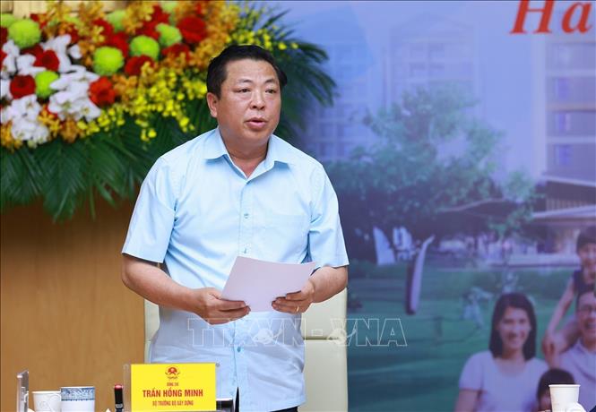 Bộ trưởng Bộ Xây dựng Trần Hồng Minh báo cáo tình hình triển khai nhà ở xã hội 05 tháng đầu năm, kế hoạch triển khai các tháng cuối năm 2025. Ảnh: Dương Giang-TTXVN