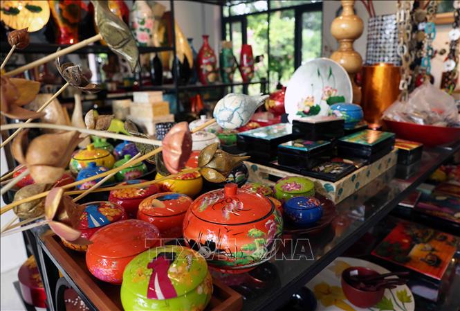 Lacquer products of the Ha Thai craft village in Thuong Tin outskirts district are exported to Europe, Japan and the Republic of Korea. VNA Photo: Vũ Sinh