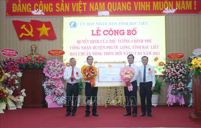 Lãnh đạo tỉnh Bạc Liêu trao Quyết định của Thủ tướng Chính phủ công nhận huyện Phước Long đạt chuẩn nông thôn mới nâng cao. Ảnh: Chanh Đa-TTXVN