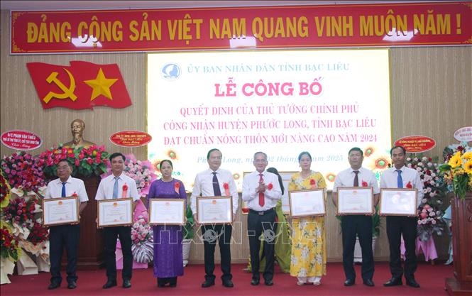 Bí thư Tỉnh ủy Bạc Liêu Lữ Văn Hùng trao Bằng khen cho các tập thể và cá nhận đạt thành xuất sắc trong thực hiện Chương trình mục tiêu quốc gia xây dựng nông thôn mới nâng cao của địa phương. Ảnh: Chanh Đa-TTXVN