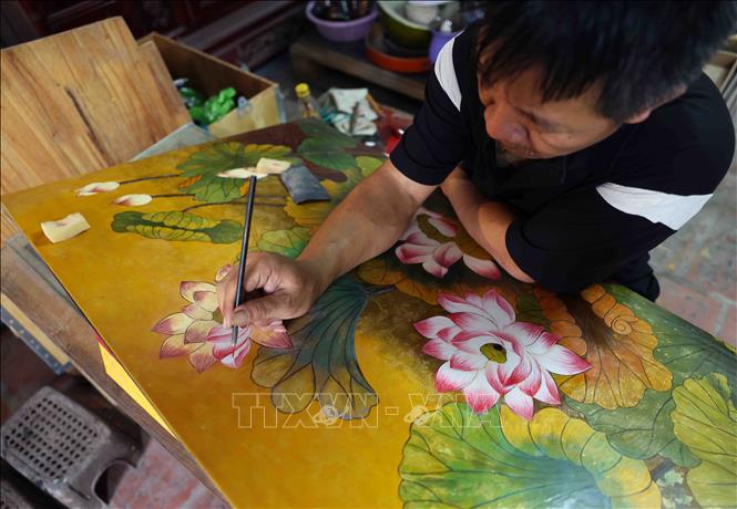 Making lacquer products at the Ha Thai craft village in Thuong Tin outskirts district. VNA Photo: Vũ Sinh