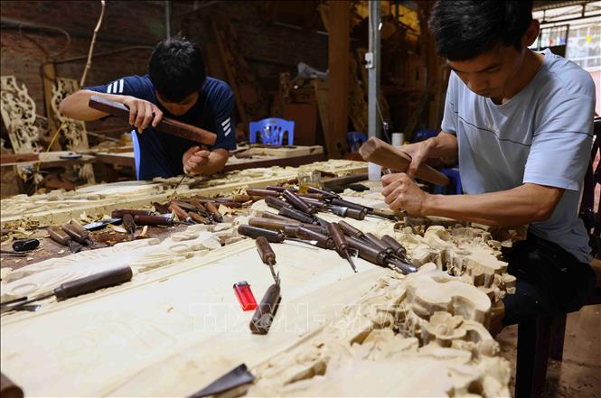 Making worship products at the Son Dong craft village in Hoai Duc outskirts district. VNA Photo: Vũ Sinh