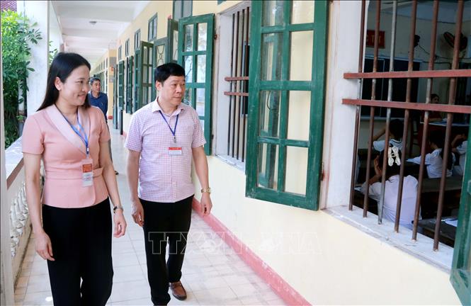 Lãnh đạo Sở Giáo dục và Đào tạo tỉnh Thái Bình kiểm tra công tác tổ chức kỳ thi tại Hội đồng thi Trường THPT Chu Văn An, huyện Kiến Xương. Ảnh: Thế Duyệt - TTXVN