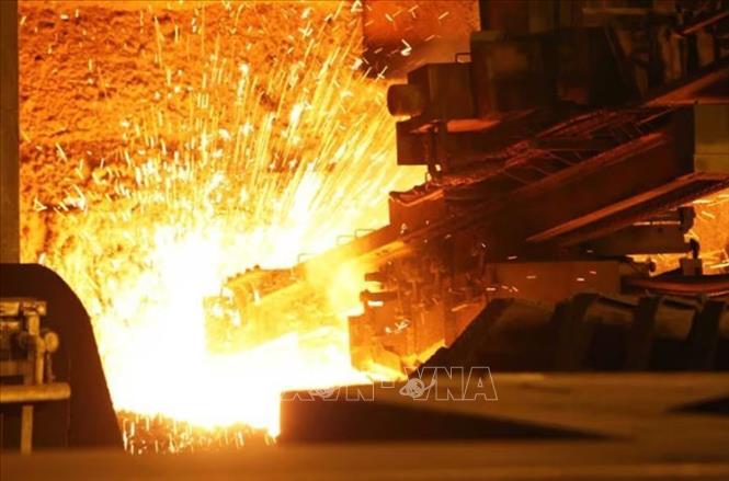 Quy trình luyện thép tại nhà máy của Nippon Steel ở thành phố Kimitsu, quận Chiba, Nhật Bản. Ảnh: asia.nikkei/TTXVN