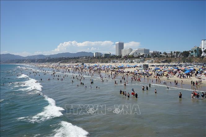 Người dân tắm biển tránh nóng tại Los Angeles, California, Mỹ. Ảnh: THX/TTXVN