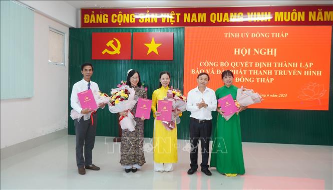Trao quyết định cho Ban Biên tập Báo và Đài Phát thanh Truyền hình Đồng Tháp. Ảnh: Nhựt An - TTXVN