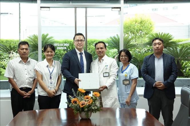 Đại diện Lãnh sự quán Hàn Quốc tại Thành phố Hồ Chí Minh cảm ơn Bệnh viện FV đã chăm sóc, điều trị tích cực cho công dân Hàn Quốc. Ảnh: TTXVN phát