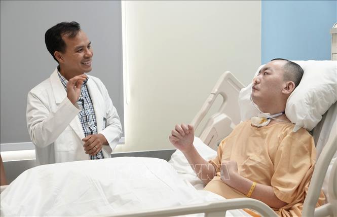 Bệnh nhân người Hàn Quốc hồi phục sau gần một năm được điều trị tích cực tại Bệnh viện FV. Ảnh: TTXVN phát