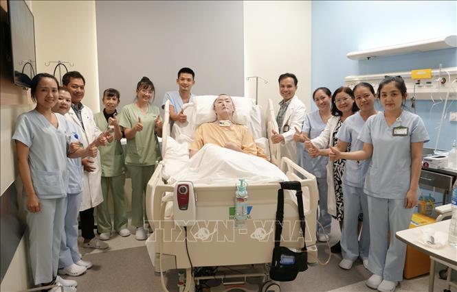 Bệnh nhân chia tay đội ngũ y bác sĩ Bệnh viện FV trước khi trở về Hàn Quốc. Ảnh: TTXVN phát