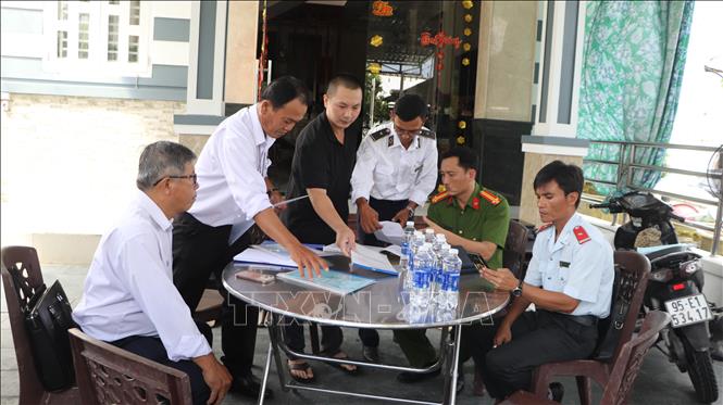 Kiểm tra tại cơ sở giết mổ gia súc V.N (huyện Phụng Hiệp). Ảnh: Nguyễn Hằng - TTXVN