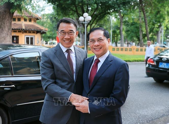 Phó Thủ tướng, Bộ trưởng Ngoại giao Bùi Thanh Sơn đón Quyền Trưởng Ban Đối ngoại Trung ương Đảng Nhân dân Cách mạng Lào Bounlua Phandanouvong. Ảnh: An Đăng - TTXVN