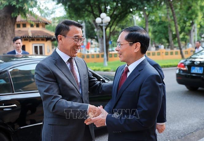 Phó Thủ tướng, Bộ trưởng Ngoại giao Bùi Thanh Sơn đón Quyền Trưởng Ban Đối ngoại Trung ương Đảng Nhân dân Cách mạng Lào Bounlua Phandanouvong. Ảnh: An Đăng - TTXVN