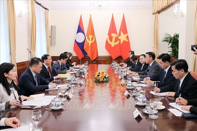 Phó Thủ tướng, Bộ trưởng Ngoại giao Bùi Thanh Sơn hội đàm với Quyền Trưởng Ban Đối ngoại Trung ương Đảng Nhân dân Cách mạng Lào Bounlua Phandanouvong. Ảnh: An Đăng - TTXVN