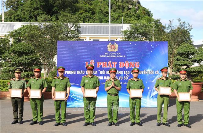 Các tập thể, cá nhân được Giám đốc Công an tỉnh Sơn La khen thưởng có thành tích xuất sắc trong đấu tranh, phòng chống tội phạm. Ảnh: TTXVN phát