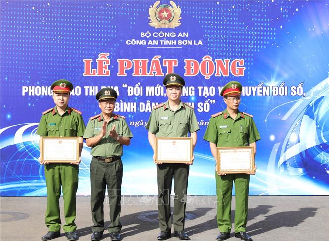 Các tập thể, cá nhân được Bộ trưởng Bộ Công an, Chủ tịch UBND tỉnh Sơn La khen thưởng có thành tích xuất sắc trong đấu tranh, phòng chống tội phạm. Ảnh: TTXVN phát