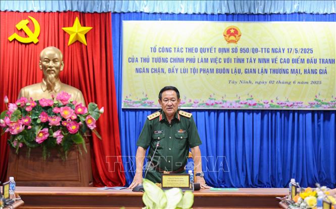 Thượng tướng Võ Minh Lương, Ủy viên Trung ương Đảng, Thứ trưởng Bộ Quốc phòng làm việc tại Tây Ninh. Ảnh: Giang Phương – TTXVN