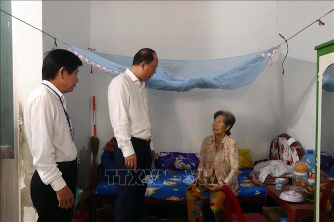 Bí thư Tỉnh ủy Cà Mau Nguyễn Hồ Hải ân cần thăm hỏi sức khỏe người già đang được chăm sóc, nuôi dưỡng tại Trung tâm Bảo trợ xã hội tỉnh. Ảnh: Kim Há - TTXVN 