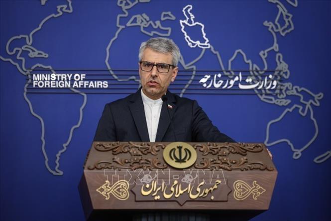 Người phát ngôn Bộ Ngoại giao Iran Esmaeil Baqaei phát biểu trong cuộc họp báo tại Tehran. Ảnh: IRNA/TTXVN