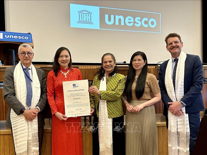 Đại điện Phái đoàn thường trực Việt Nam bên cạnh UNESCO chụp ảnh lưu niệm với lãnh đạo UNESCO trong buổi Lễ trao Bằng công nhận trao Công viên địa chất Lạng Sơn của Việt Nam là Công viên địa chất toàn cầu UNESCO. Ảnh: Nguyễn Thu Hà - P/v TTXVN tại Pháp