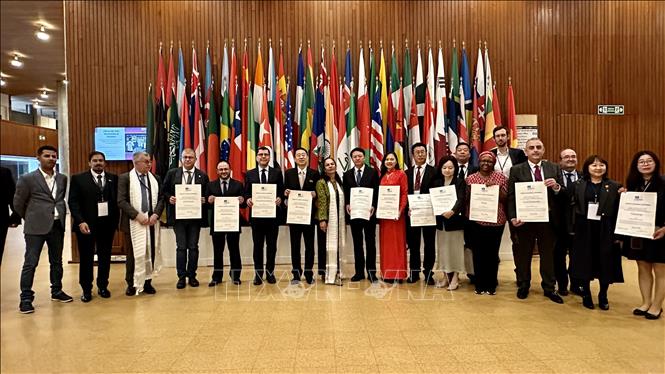 Đại diện các nước được nhận Bằng công nhận Công viên địa chất toàn cầu UNESCO chụp ảnh lưu niệm tại trụ sở UNESCO. Ảnh: Nguyễn Thu Hà - P/v TTXVN tại Pháp