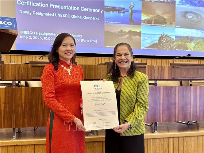 Trợ lý Tổng Giám đốc UNESCO phụ trách Khoa học tự nhiên Lidia Brito trao cho Đại sứ Nguyễn Thị Vân Anh, Trưởng Phái đoàn thường trực Việt Nam bên cạnh UNESCO, Bằng công nhận trao Công viên địa chất Lạng Sơn của Việt Nam là Công viên  địa chất toàn cầu UNESCO. Ảnh: Nguyễn Thu Hà - P/v TTXVN tại Pháp