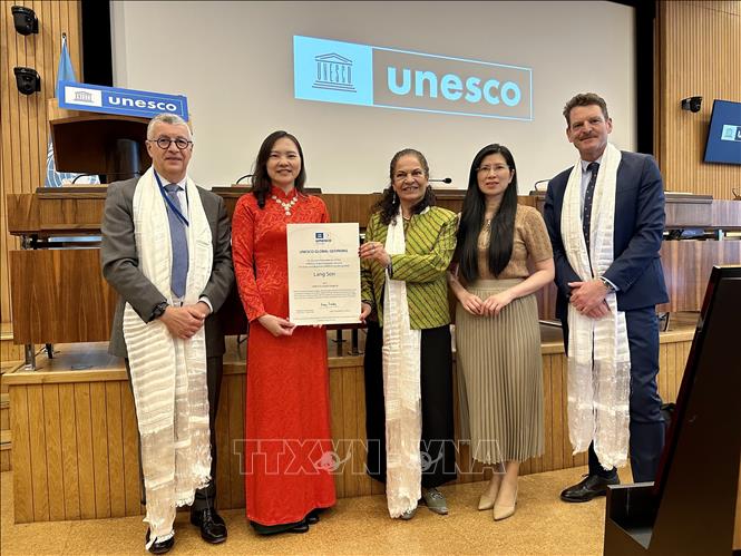 Đại điện Phái đoàn thường trực Việt Nam bên cạnh UNESCO chụp ảnh lưu niệm với lãnh đạo UNESCO trong buổi Lễ trao Bằng công nhận trao Công viên địa chất Lạng Sơn của Việt Nam. Ảnh: Nguyễn Thu Hà - P/v TTXVN tại Pháp
