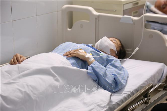 Nữ điều dưỡng N.T.A bị người nhà bệnh nhân hành hung đang được chăm sóc điều trị. Ảnh: Bích Huệ - TTXVN