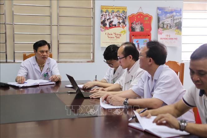 Lãnh đạo Bệnh viên Hữu nghị Đa khoa Nghệ An rà soát lại quy trình khám, chữa bệnh sau khi sự việc xảy ra. Ảnh: Bích Huệ - TTXVN