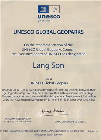 Bằng công nhận Công viên địa chất toàn cầu UNESCO Lạng Sơn. Ảnh: TTXVN phát