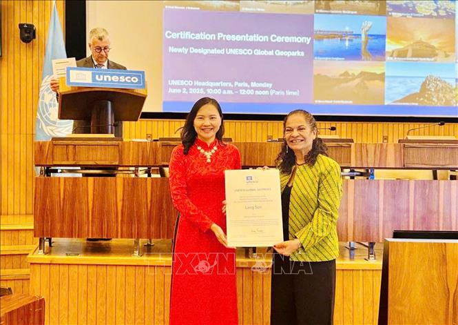 Trợ lý Tổng Giám đốc UNESCO phụ trách Khoa học tự nhiên Lidia Brito trao cho Đại sứ Nguyễn Thị Vân Anh, Trưởng Phái đoàn thường trực Việt Nam bên cạnh UNESCO, Bằng công nhận trao Công viên địa chất Lạng Sơn của Việt Nam là Công viên địa chất toàn cầu UNESCO. Ảnh: TTXVN phát