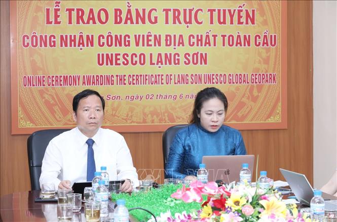 Bà Phạm Thị Hương, Phó Trưởng phòng phụ trách phòng quản lý Công viên địa chất Lạng Sơn, Trung tâm Xúc tiến Đầu tư, Thương mại và Du lịch tỉnh giới thiệu sơ lược về Công viên địa chất Toàn cầu UNESCO Lạng Sơn (tại điểm cầu Trung tâm Xúc tiến Đầu tư, Thương mại và Du lịch tỉnh Lạng Sơn). Ảnh: Anh Tuấn – TTXVN