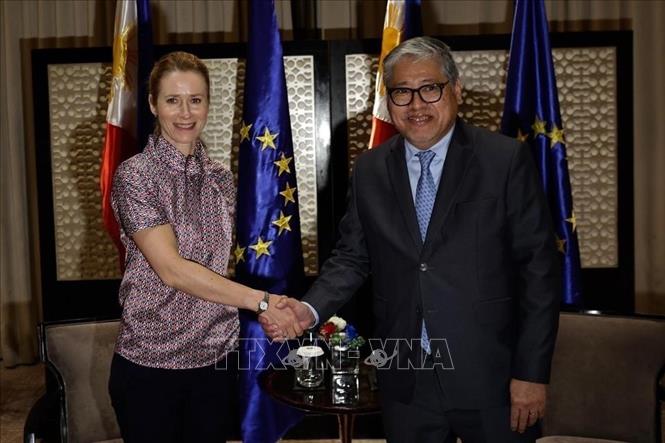 Đại diện cấp cao EU về chính sách đối ngoại và an ninh Kaja Kallas (trái) và Ngoại trưởng Philippines Enrique A. Manalo tại cuộc gặp ở Manila ngày 2/6/2025. Ảnh: EPA-EFE/TTXVN