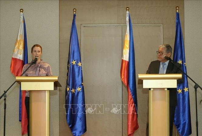 Đại diện cấp cao EU về chính sách đối ngoại và an ninh Kaja Kallas (trái) và Ngoại trưởng Philippines Enrique A. Manalo tại cuộc họp báo ở Manila ngày 2/6/2025. Ảnh: Manila Bulletin/TTXVN