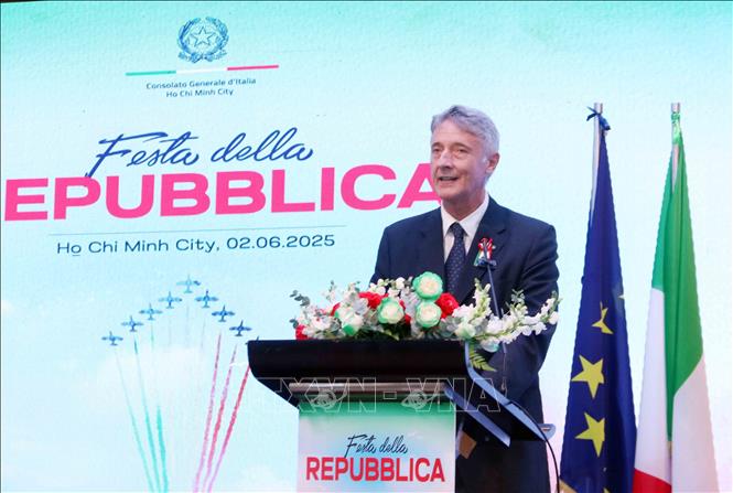 Ông Enrico Padula, Tổng Lãnh sự Italy tại Thành phố Hồ Chí Minh phát biểu tại buổi lễ. Ảnh: Xuân Khu-TTXVN