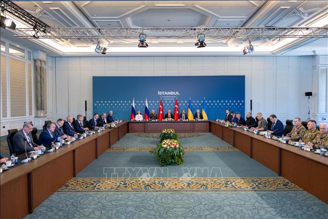 Ngoại trưởng Thổ Nhĩ Kỳ Hakan Fidan (giữa) chủ trì cuộc đàm phán thứ hai giữa Nga và Ukraine tại Istanbul ngày 2/6/2025. Ảnh: AA/TTXVN