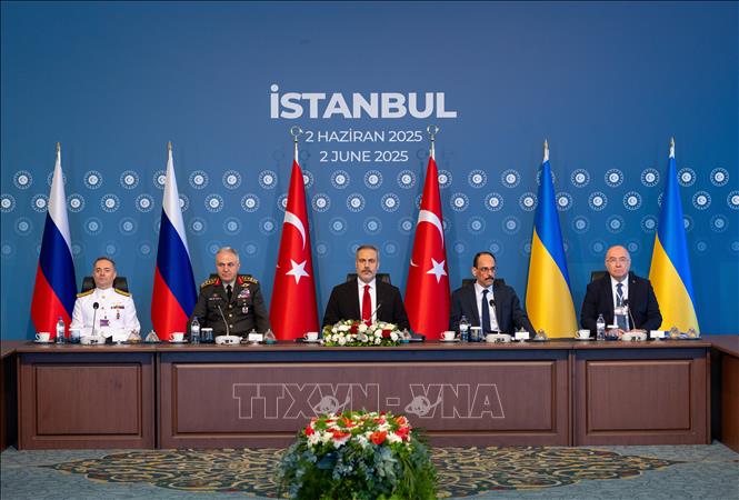 Ngoại trưởng Thổ Nhĩ Kỳ Hakan Fidan (giữa) chủ trì cuộc đàm phán thứ hai giữa Nga và Ukraine tại Istanbul ngày 2/6/2025. Ảnh: AA/TTXVN