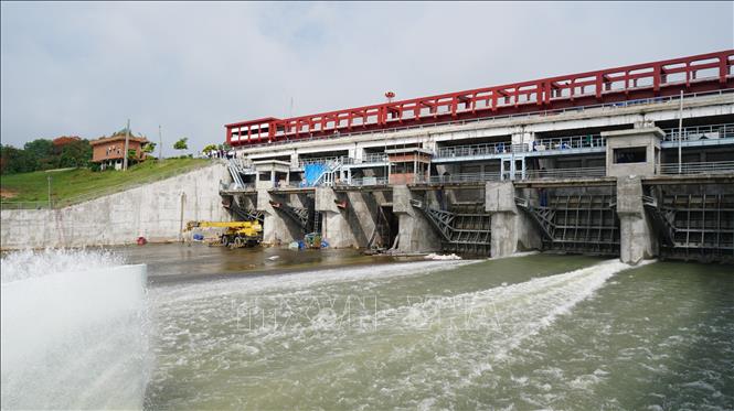 Đoàn công tác Cục Thủy lợi kiểm tra Đập xả lũ hồ Dầu Tiếng đang được sửa chữa, nâng cấp. Ảnh: Thanh Tân - TTXVN                     