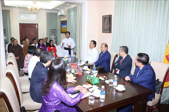 Trưởng Ban Tuyên giáo và Dân vận Trung ương Nguyễn Trọng Nghĩa thăm trụ sở Đại sứ quán Việt Nam tại Sri Lanka ở thủ đô Colombo. Ảnh: Ngọc Thúy - PV TTXVN tại Nam Á