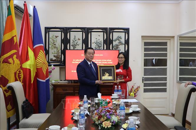 Trưởng Ban Tuyên giáo và Dân vận Trung ương Nguyễn Trọng Nghĩa thay mặt đoàn đại biểu tặng quà cho đại diện cộng đồng người Việt ở Sri Lanka. Ảnh: Ngọc Thúy - PV TTXVN tại Nam Á