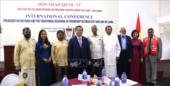 Các đại biểu chụp ảnh lưu niệm sau khi kết thúc hội thảo. Ảnh: Ngọc Thúy - PV TTXVN tại Nam Á