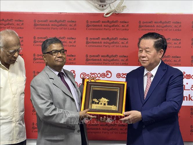 Trưởng Ban Tuyên giáo và Dân vận Trung ương Nguyễn Trọng Nghĩa gặp Tổng Bí thư Đảng Cộng sản Sri Lanka G. Weerasinghe. Ảnh: Ngọc Thúy - PV TTXVN tại Nam Á